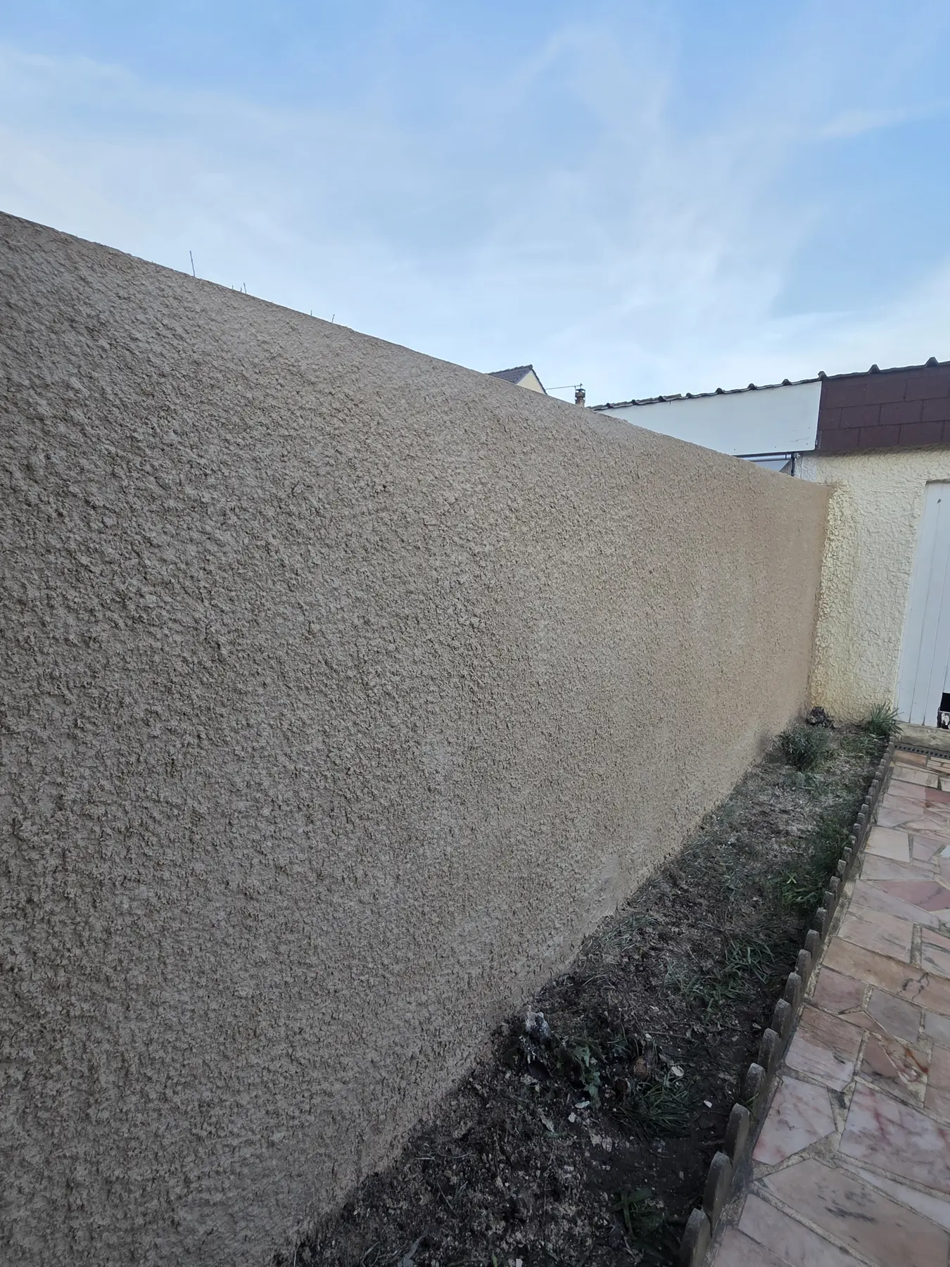 Enduit de mur extérieur, réalisation DCP Constructions à Sens et dans l’Yonne