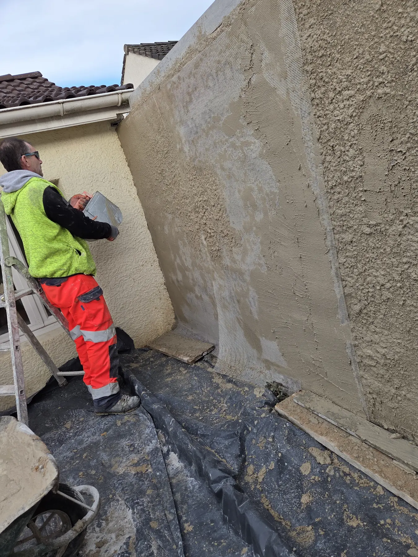 Application d’un enduit de façade, réalisation DCP Constructions à Sens et dans l’Yonne