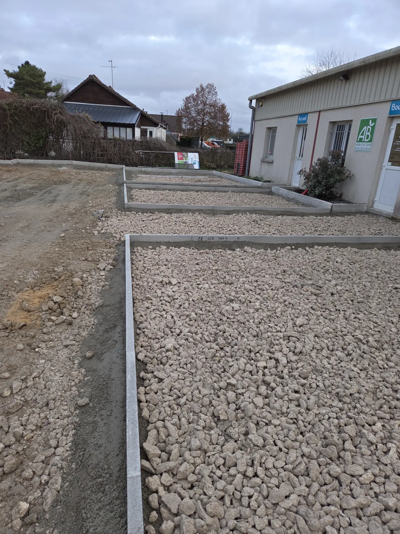 Préparation d’une allée, réalisation DCP Constructions à Sens et dans l’Yonne
