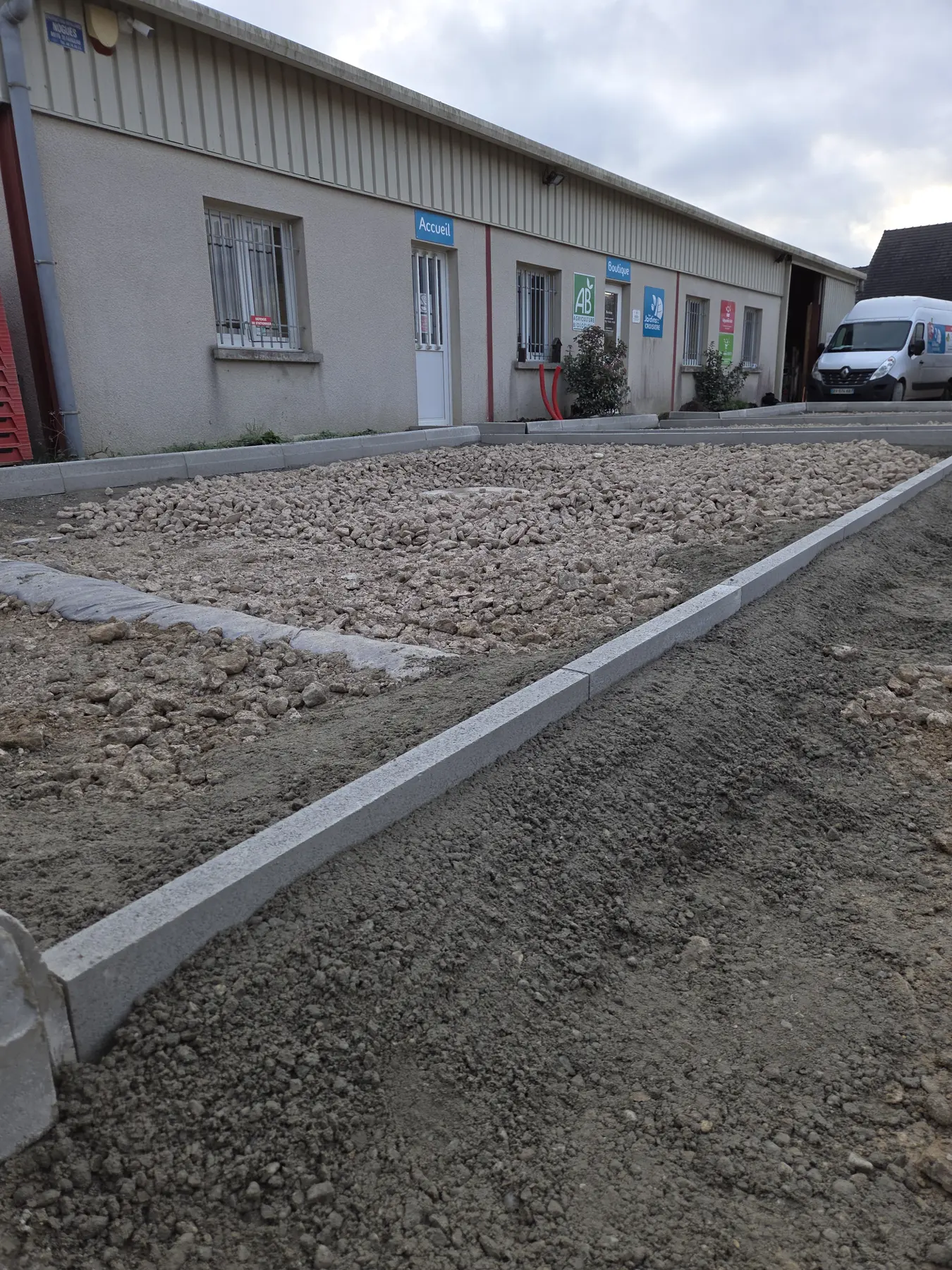 Pose de bordures, réalisation DCP Constructions à Sens et dans l’Yonne