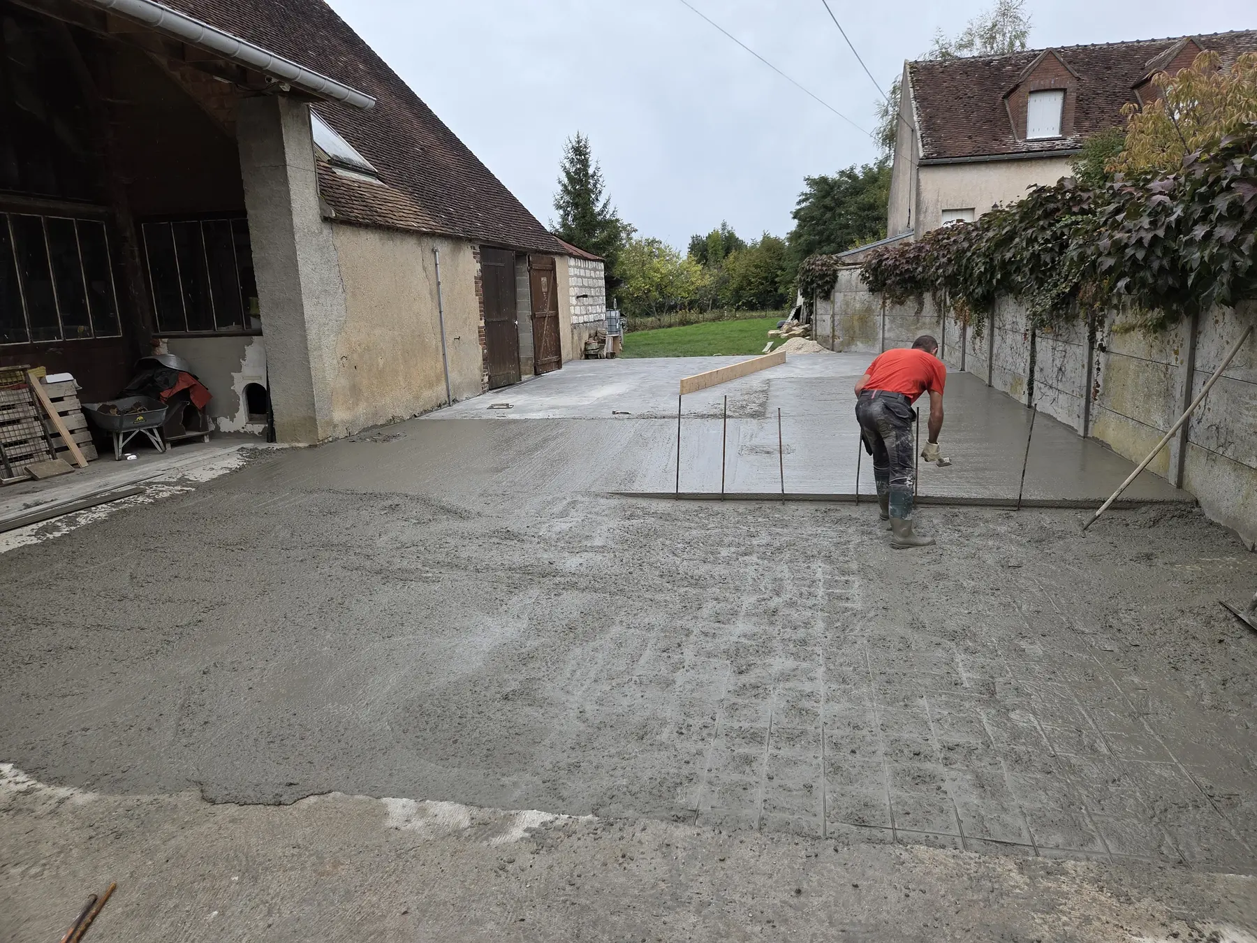 Coulage d’une dalle extérieure, réalisation DCP Constructions à Sens et dans l’Yonne