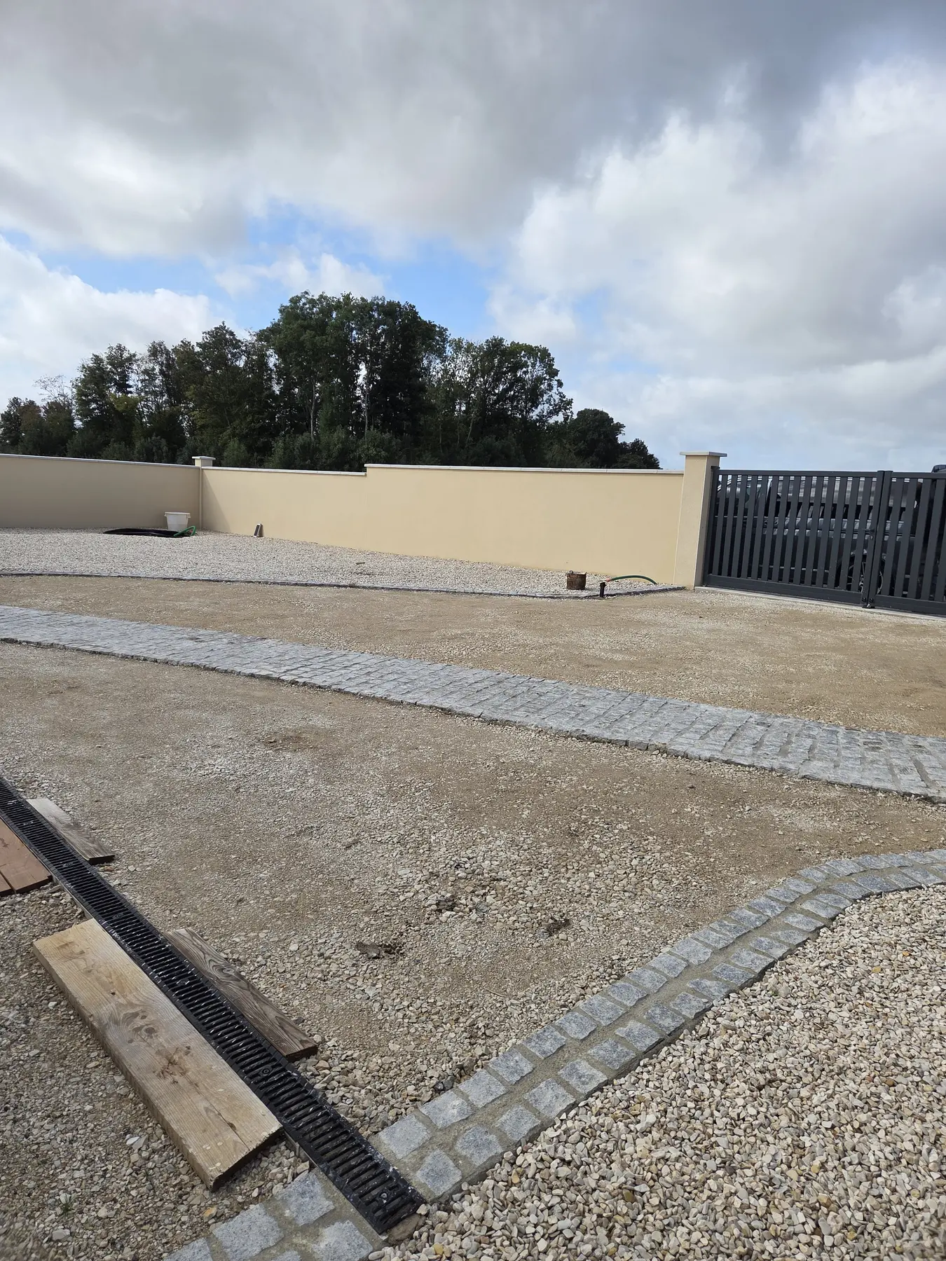 Aménagement d’une cour, réalisation DCP Constructions à Sens et dans l’Yonne