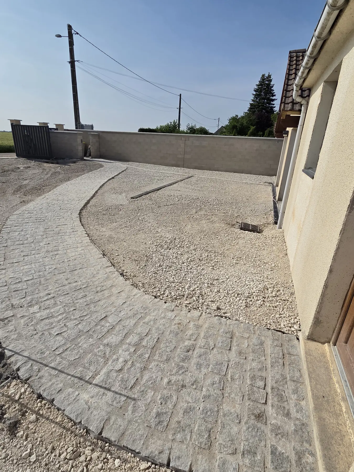 Allée pavée et gravillonnée, réalisation DCP Constructions à Sens et dans l’Yonne