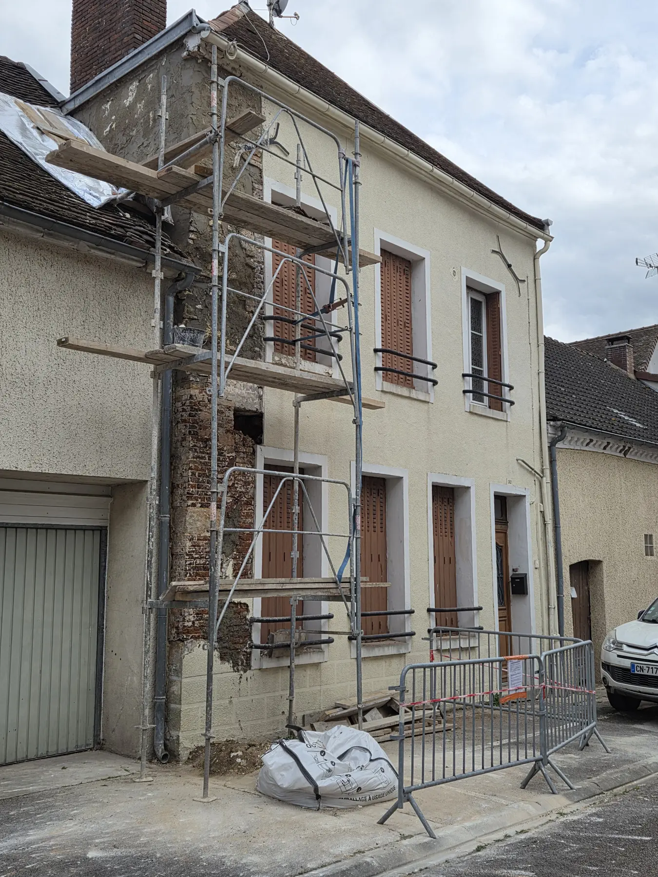Façade pendant la préparation du support