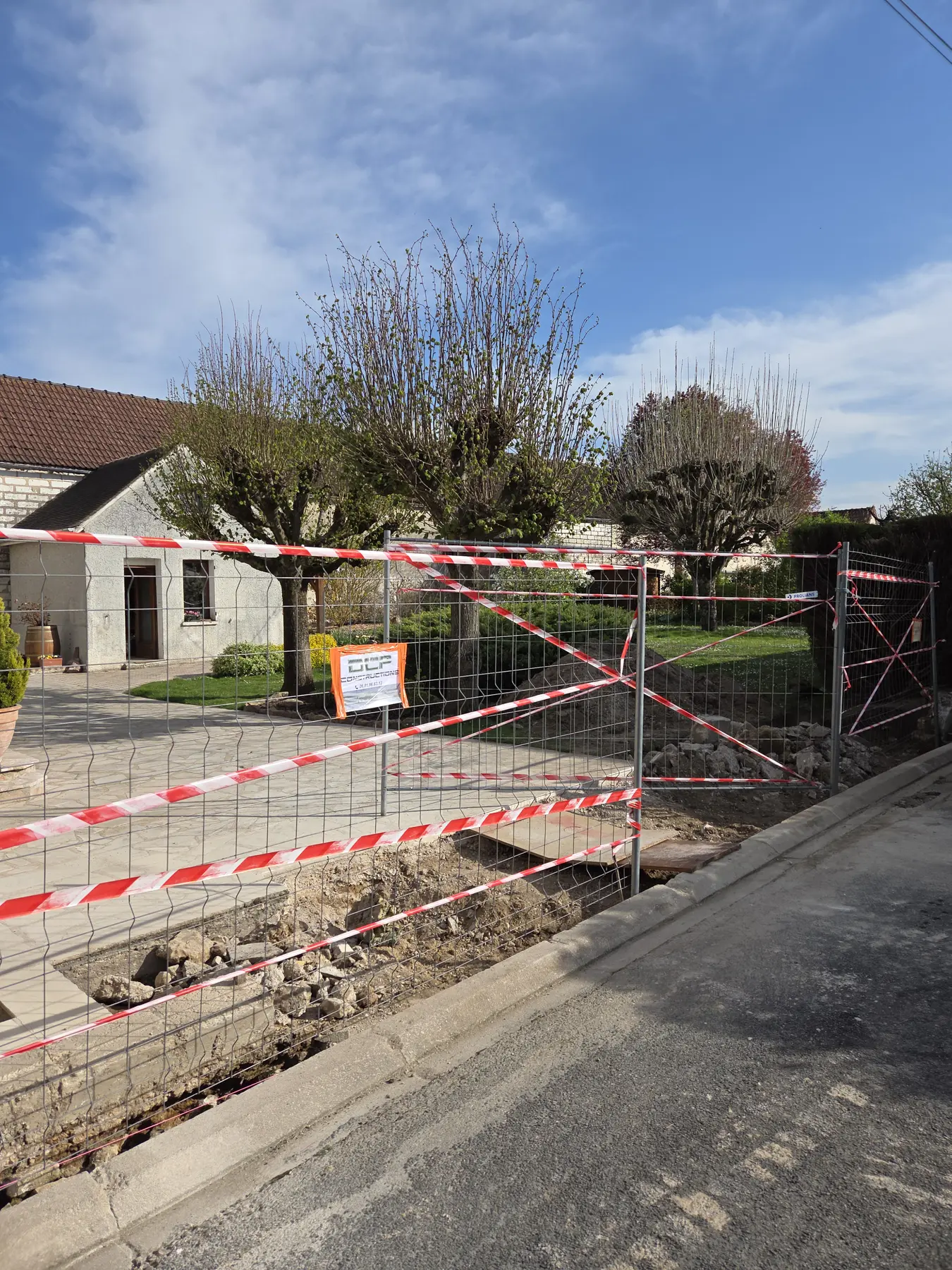 Emplacement préparé avant les fondations des murs et piliers