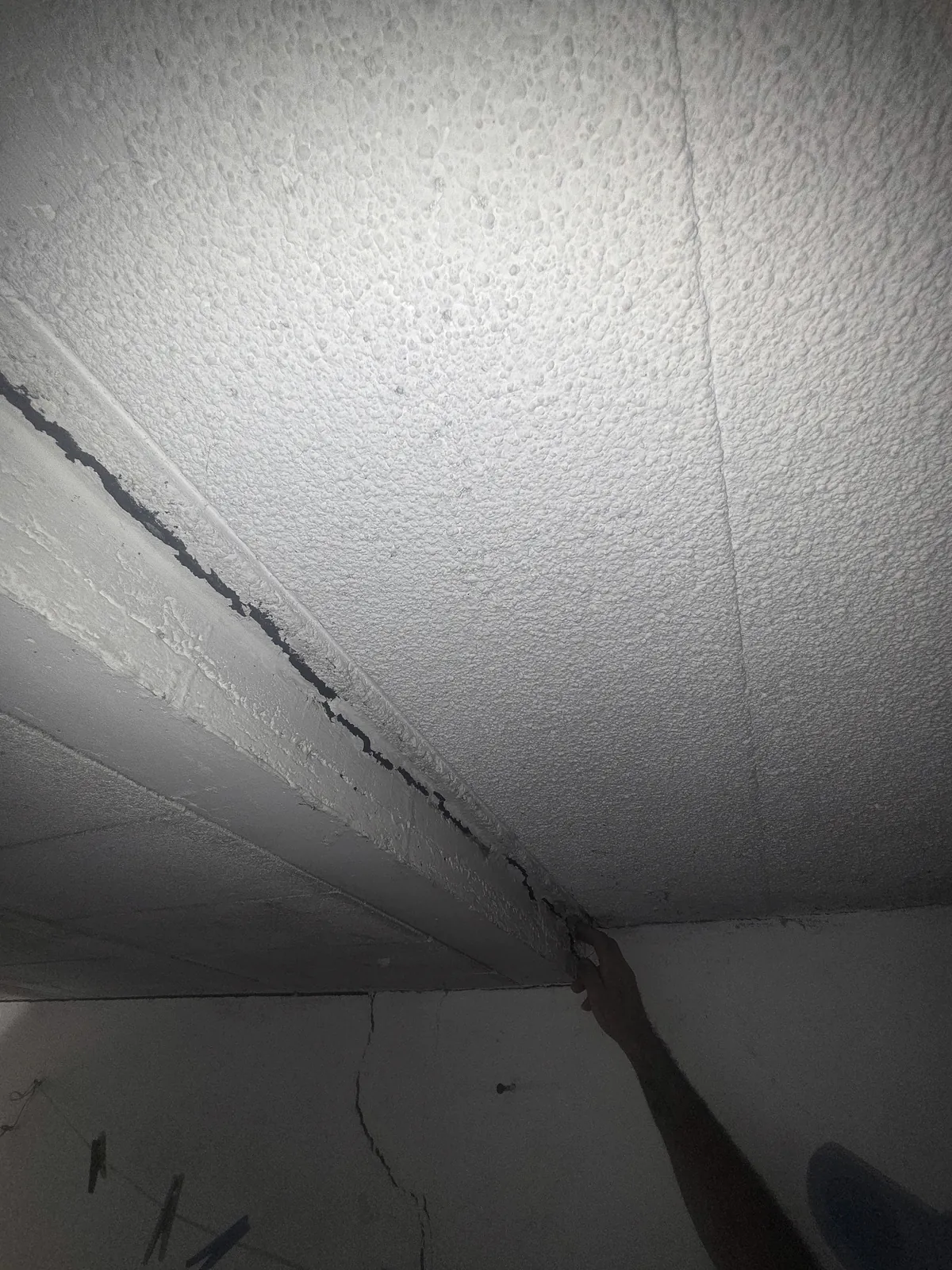 Plafond fissuré avant travaux
