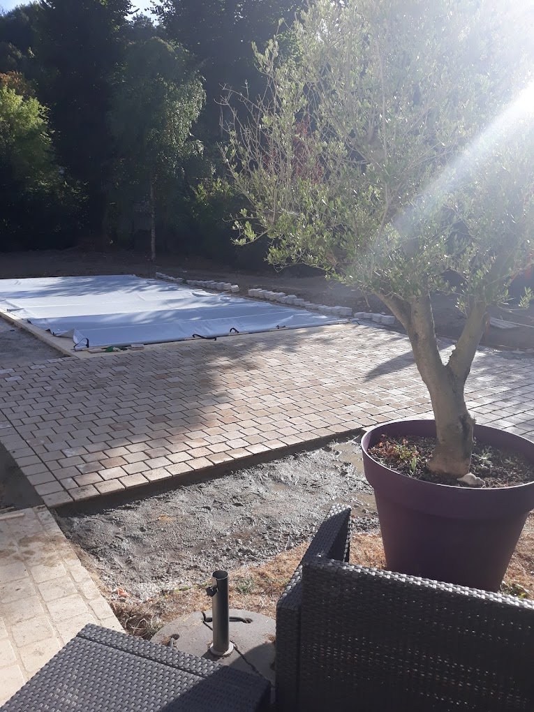 Pose de pavés devant portail